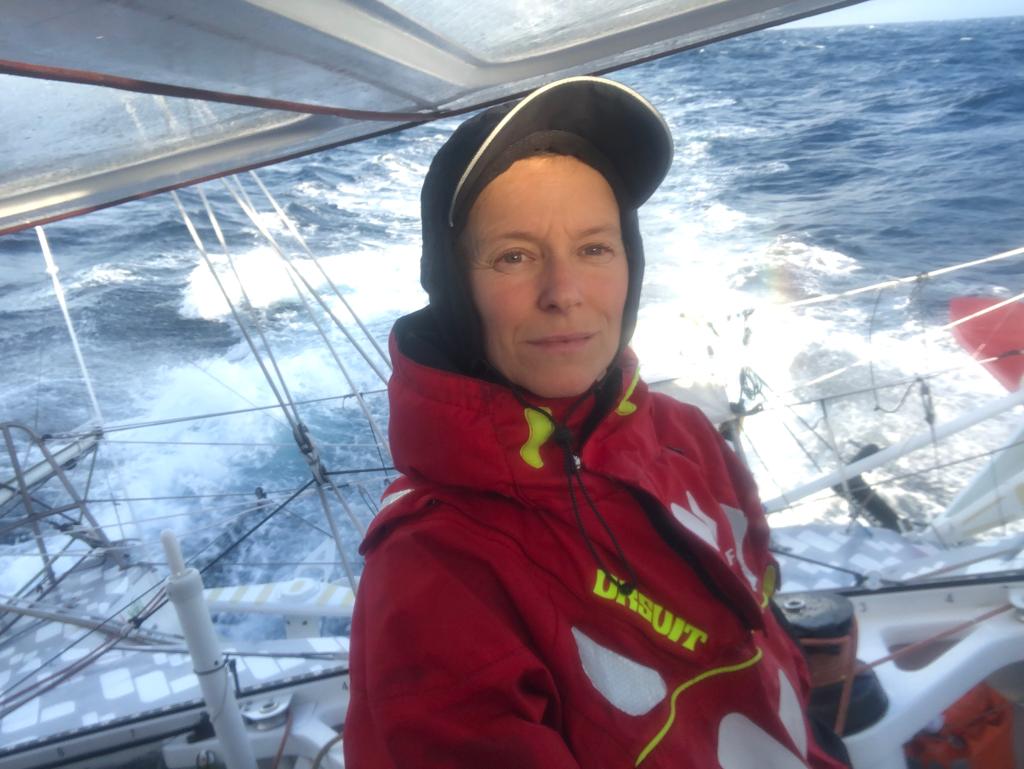 IsabelleJoschke's tweet photo. 💬  "Je suis bien fatiguée mais j’ai la niaque. Même si le début de course a été éprouvant et qu’il y a encore beaucoup de manœuvres à suivre, je suis contente de tirer mon épingle du jeu !"
👉 https://t.co/vT2cmXYAMy https://t.co/Jvow3MVRKB