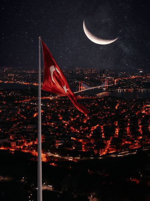 Şehit kanlarıyla yıkanmış bu toprağa hainlik besleyenlerin son 700 yıla ibretle bakmaları gerekir.
Başımız Sağ Olsun.

#Taksim 🇹🇷