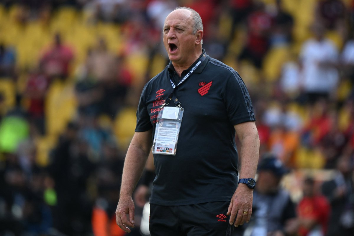 geglobo's tweet photo. Felipão anuncia aposentadoria como treinador e fica como diretor do Athletico.

Multicampeão, Luiz Felipe Scolari, de 74 anos, vai comandar um time pela última vez contra o Botafogo. https://t.co/BuII5kDzkR