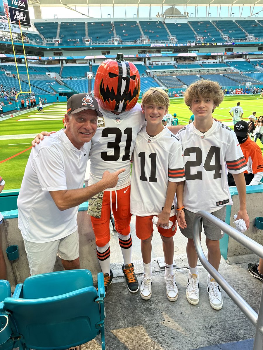 TheRealTRizzo's tweet photo. Let’s go!! #Browns https://t.co/TyCFivIExu