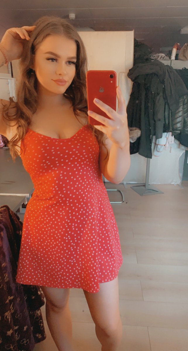 AlanB18090437's tweet photo. Everyone should follow @Naughtylolaxx and @PoppiJoX https://t.co/P0VrOPc8Ne