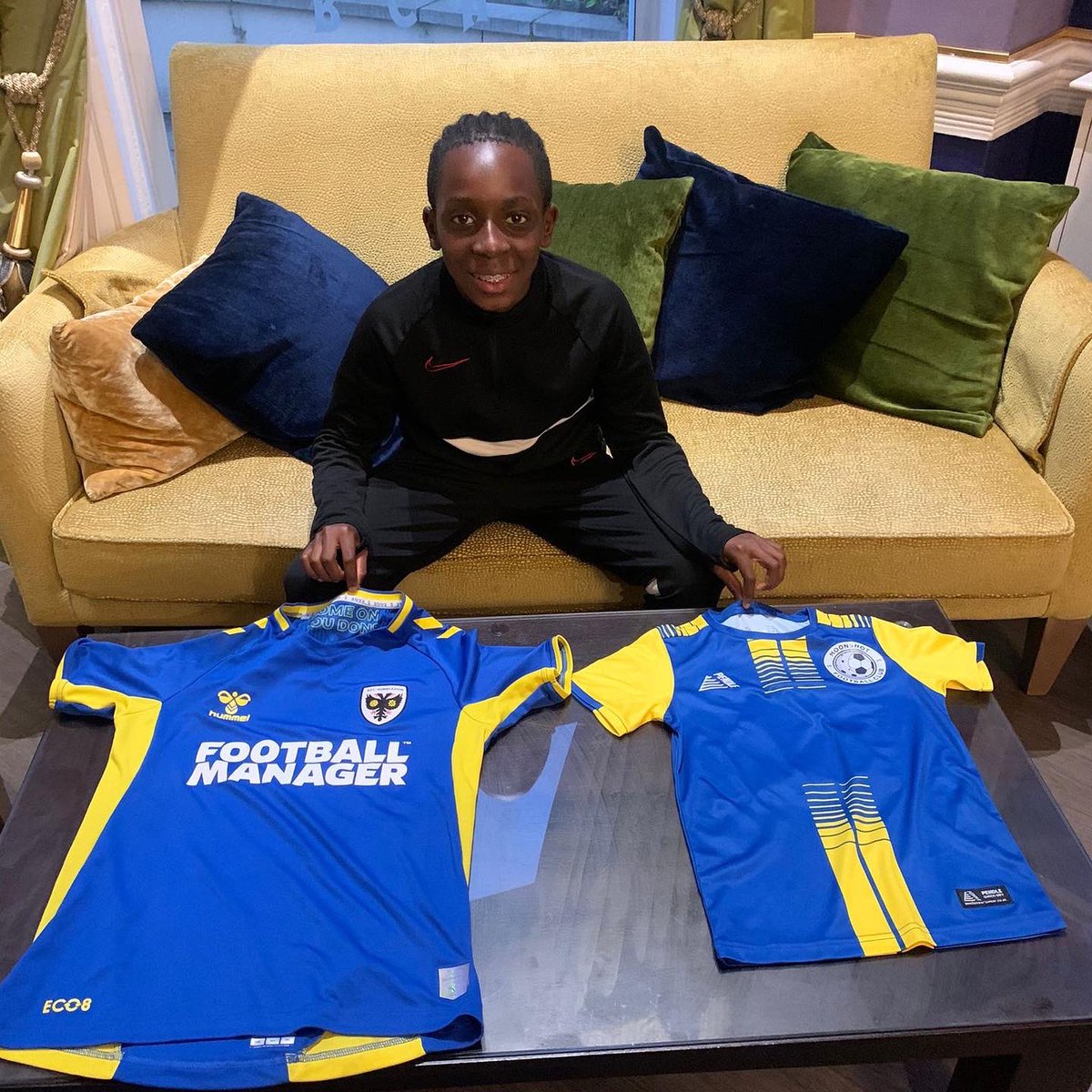 Moonshot_FC's tweet photo. Congratulations to U13 Monèt who has officially signed for AFC Wimbledon ✍🏽 Proud day for him and his family, loved seeing your progression and development ever since joining us @Moonshot_FC 💛💙 https://t.co/LBzS7TraNK