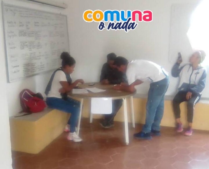 Mpcomunas_Lara's tweet photo. #13Nov

Desde el 
Municipio #Palavecino
Parroquia #AguaViva

Se realizan con éxito elecciones en el Consejo Comunal #CampoJoven acompañados de @FunComunaLara22 seguimos avanzando en la organización del pueblo como oriento @jaarreaza

#LeerEsVida
#ComunaONada
#VamosAReencontrarnos https://t.co/aYPFJXbaPV
