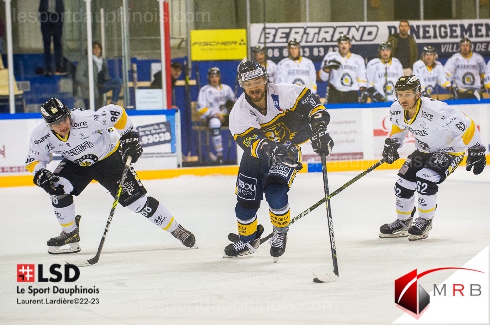 SportDauphinois's tweet image. #Photos #Hockey Retrouvez les photos du match de la cinquième journée de championnat de #D2 entre Les #Ours de #Villard face aux Roanne Hockey sur notre page Facebook . Les Isérois s'inclinent sur le score de 1-0 
facebook.com/media/set/?van…