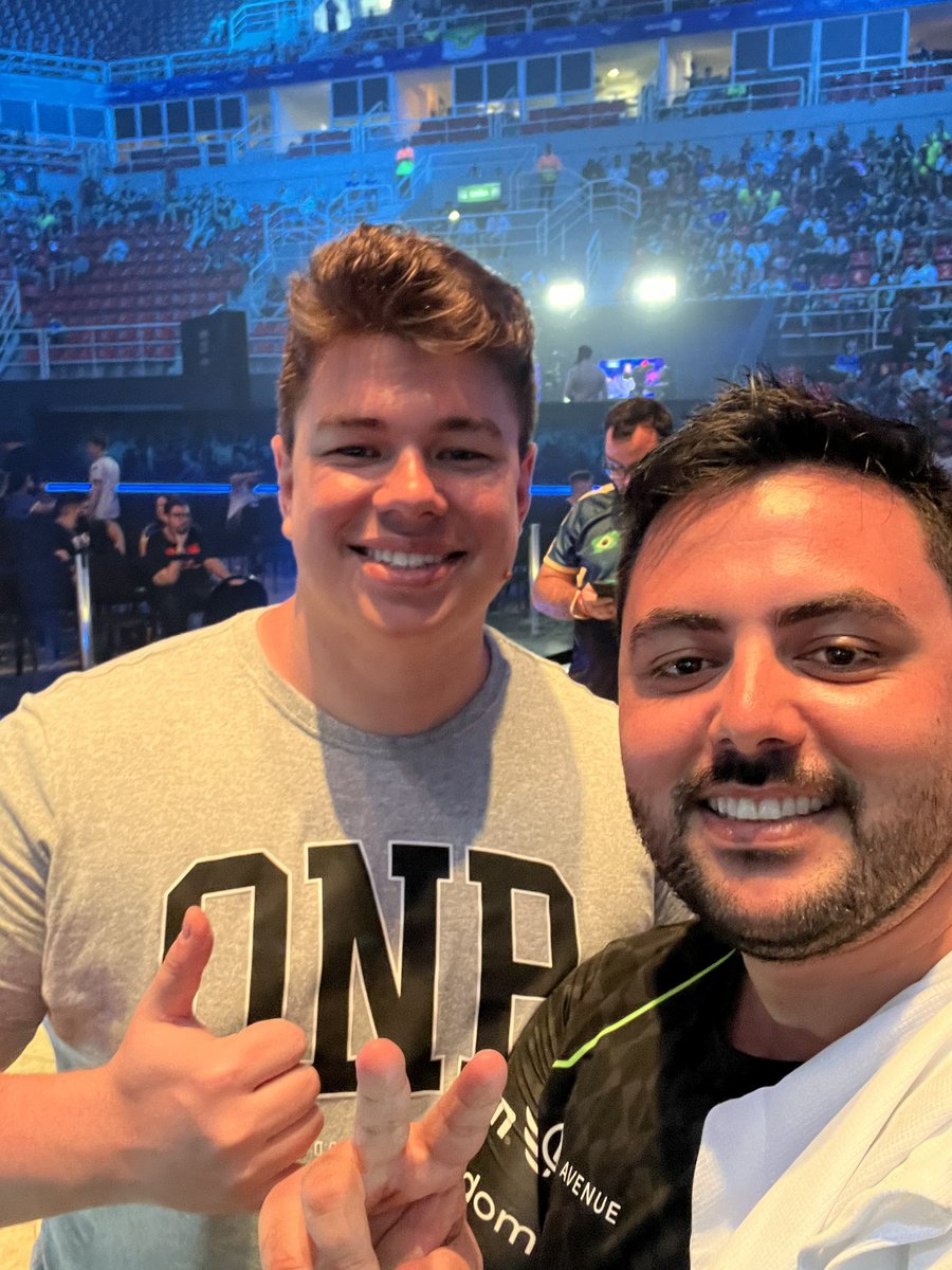 IramMury's tweet photo. Expectativa tirar foto com Karrigan da FaZe. Realidade é o da Karrigan da shoppee. @Gaules  pode isso? @VelhoVamp1 @mch_AGG @karriganCSGO @eslbrasil @ESL @ESLCS https://t.co/VuAbedtJjJ