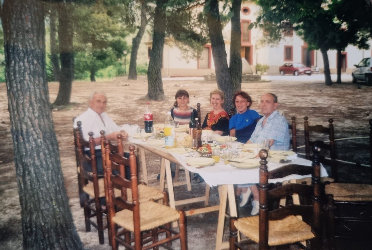 lagresana's tweet photo. En aquesta edició Nina ens conta l'experiència de vindre a viure a Agres des de Bulgaria ✈ Un article on tota una família deixa una vida per poder refer-la.

Podeu aconseguir L'AGRESANA a diversos comerços del poble!

Que no ens ho conten, contem-ho nosaltres 💪🏼 https://t.co/rPYtaA6YLF