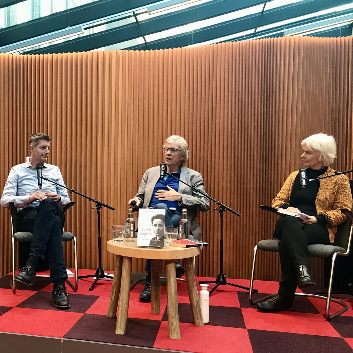 Het was een mooie middag bij ⁦@donnerboeken⁩, waar het nieuwe boek van Hans Achterhuis over Hannah Arendt officieel werd gepresenteerd met Marli Huijer en Steven Dorrestijn.