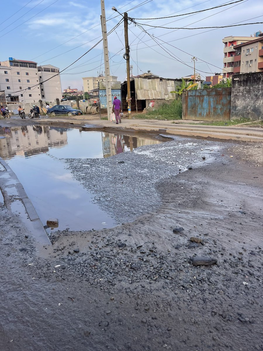 mike_mbenda's tweet photo. ROUTE PRINCIPALE DE BEPANDA POUR BONAMOUSSADI 😭😭 #RETWEETER AFIN QUE LES AUTORITÉS PUISSENT VENIR EN AIDE À LA POPULATION DE CE QUARTIER 🙏🏾 https://t.co/wQXaZjpEjh