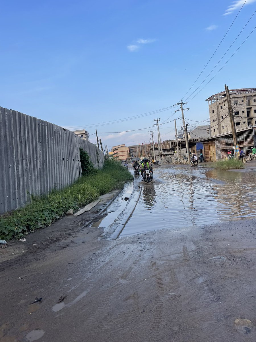 mike_mbenda's tweet photo. ROUTE PRINCIPALE DE BEPANDA POUR BONAMOUSSADI 😭😭 #RETWEETER AFIN QUE LES AUTORITÉS PUISSENT VENIR EN AIDE À LA POPULATION DE CE QUARTIER 🙏🏾 https://t.co/wQXaZjpEjh