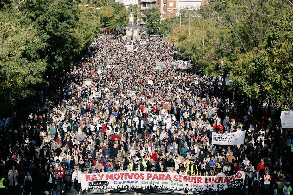 plataforma_ap's tweet photo. Hoy 13 de Noviembre la población de Madrid se ha manifesdo para defender la sanidad pública y su Atención Primaria

Se han congregado más de 500.000 madrileños 
Felicidades 
La Sanidad Pública se defiende

#AMAPCAN
. https://t.co/Q13rEEOvOB