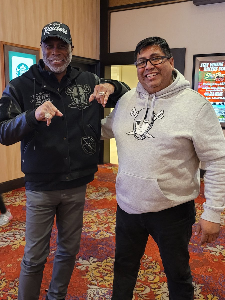 I was able to meet Rod Martin last night and check out his badass Superboel rings. Very nice guy!!