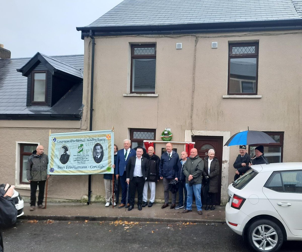 Honoured to speak at a wreath laying at the grave of Tadhg Barry at the Republican Plot at St Finbarr's Cemetery &amp; opening a plaque on the house where he lived.