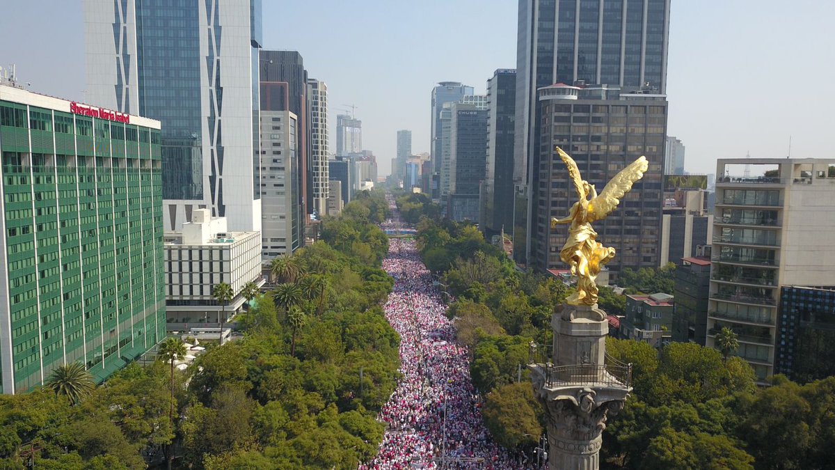 El_Universal_Mx's tweet photo. Al grito de "¡A eso vine a defender al INE!", así continua el avance de contingentes por Paseo de la Reforma en la #marchaINE. 

#FOTOS:  Diego Prado https://t.co/oC728E6C97