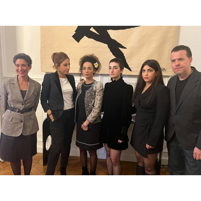franceinter's tweet photo. 🔴 Demain, matinale spéciale sur France Inter
en soutien aux femmes iraniennes.

⭕️ A 8h20, @EmmanuelMacron au micro de @LeaSalame et @ndemorand pour un entretien exclusif.

⭕️A 8h35, les témoignages de @AlinejadMasih, Roya Piraie, Shima Babaei et Ladan Boroumand (@LadiKhanom). https://t.co/sCqQEm9BLB