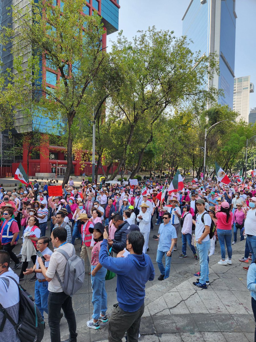 Siempre emociona ver a las personas en las calles. Más cuando salen a expresar sus deseos de mejores gobiernos e instituciones o para defender sus derechos. La participación ciudadana es la escencia de cualquier democracia #MarchaINE #MarchaPorLaDemocracia 🚶🏻‍♂️🚶🏻‍♀️🚶🏾🧍‍♀️