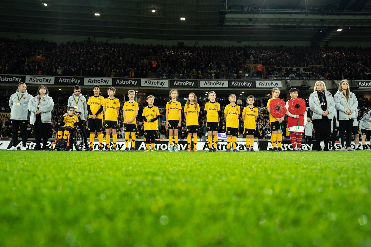 Young_Wolves's tweet image. Not the result we wanted before the break, but another incredible night with our Mascots 🐺

Always supporting the team, no matter what 💛 

#OnePack #WOLARS