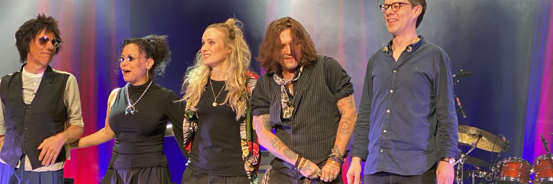 5Depp5's tweet photo. Anoche fue la última presentación de Johnny junto a jeffbeck en su gira sin duda fue espectacular todas y cada una de sus presentaciones Extrañaremos saber de nuestro bello Johnny diario como en este tour Espero con ansias la gira de Hollywood vampiros larga vida a los mejores 😍 https://t.co/co7kVw2fBr