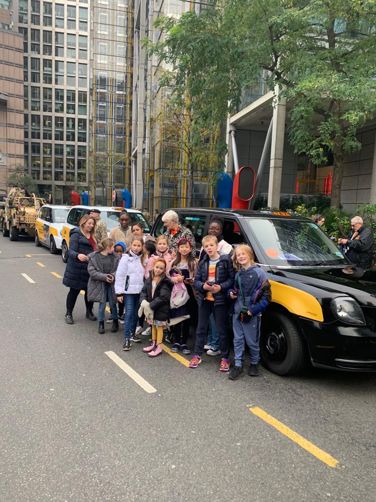 LTCFC1928's tweet photo. #LordMayorsShow #LTCFC1928 #taxi #londontaxi #childrencharity #taxicharity #volunteers #love #cityoflondon https://t.co/7B1WVVxLxA