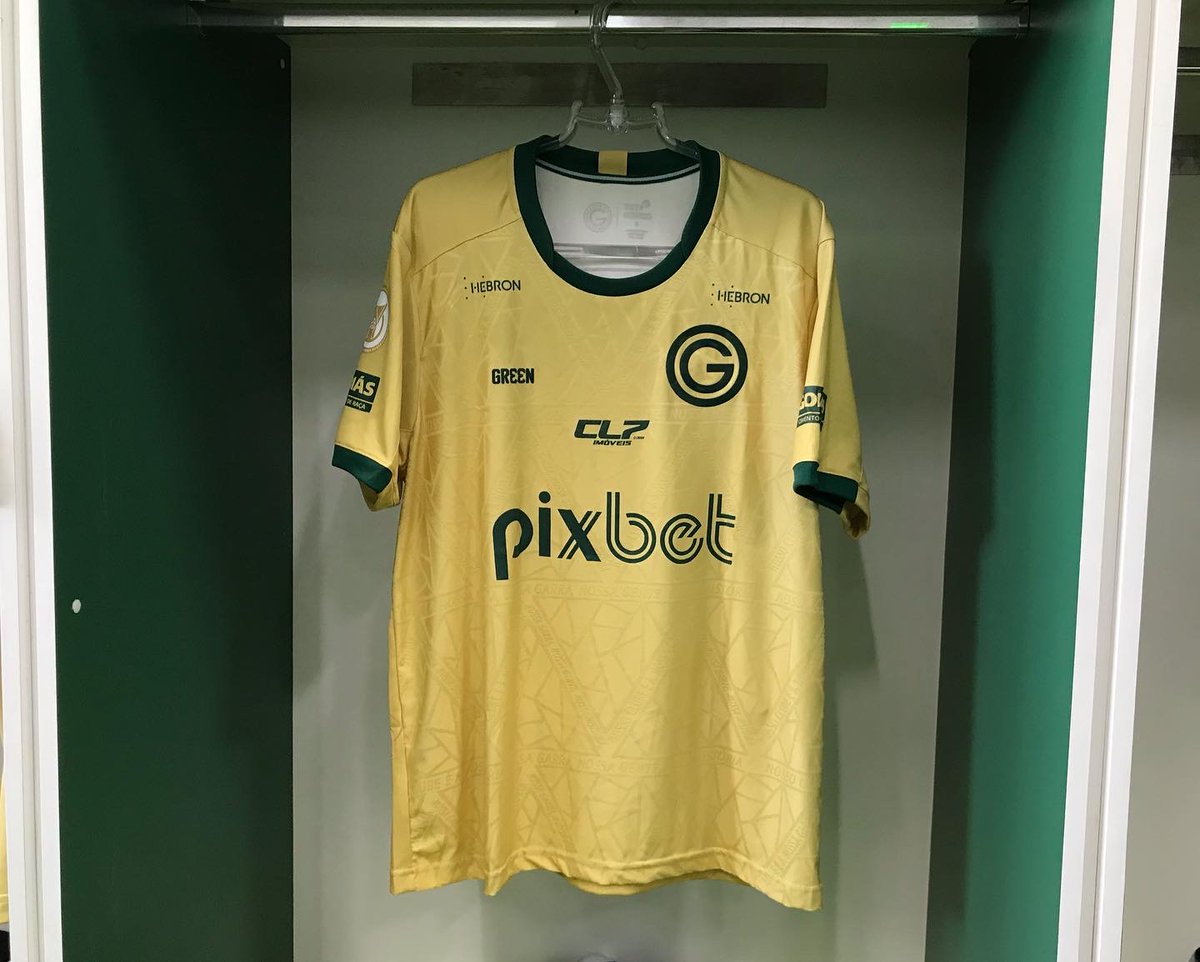 goiasoficial's tweet photo. Hoje vamos usar a camisa #EmBuscaDeUmaDécadaDeOuro! 🤩

Esse manto simboliza muito mais que uma edição especial, é uma missão inspiradora para tornarmos o Goiás cada vez maior! 

Vamos juntos em busca de uma década de ouro! https://t.co/j6rvb9YuPq