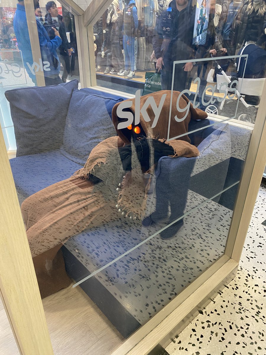 PaulaWalkerp7's tweet photo. Even Jawa’s can’t resist chilling out and watching Sky Glass at the @skytv booth @whiteroseleeds @sentinelsquaduk https://t.co/M1Btpx2R67