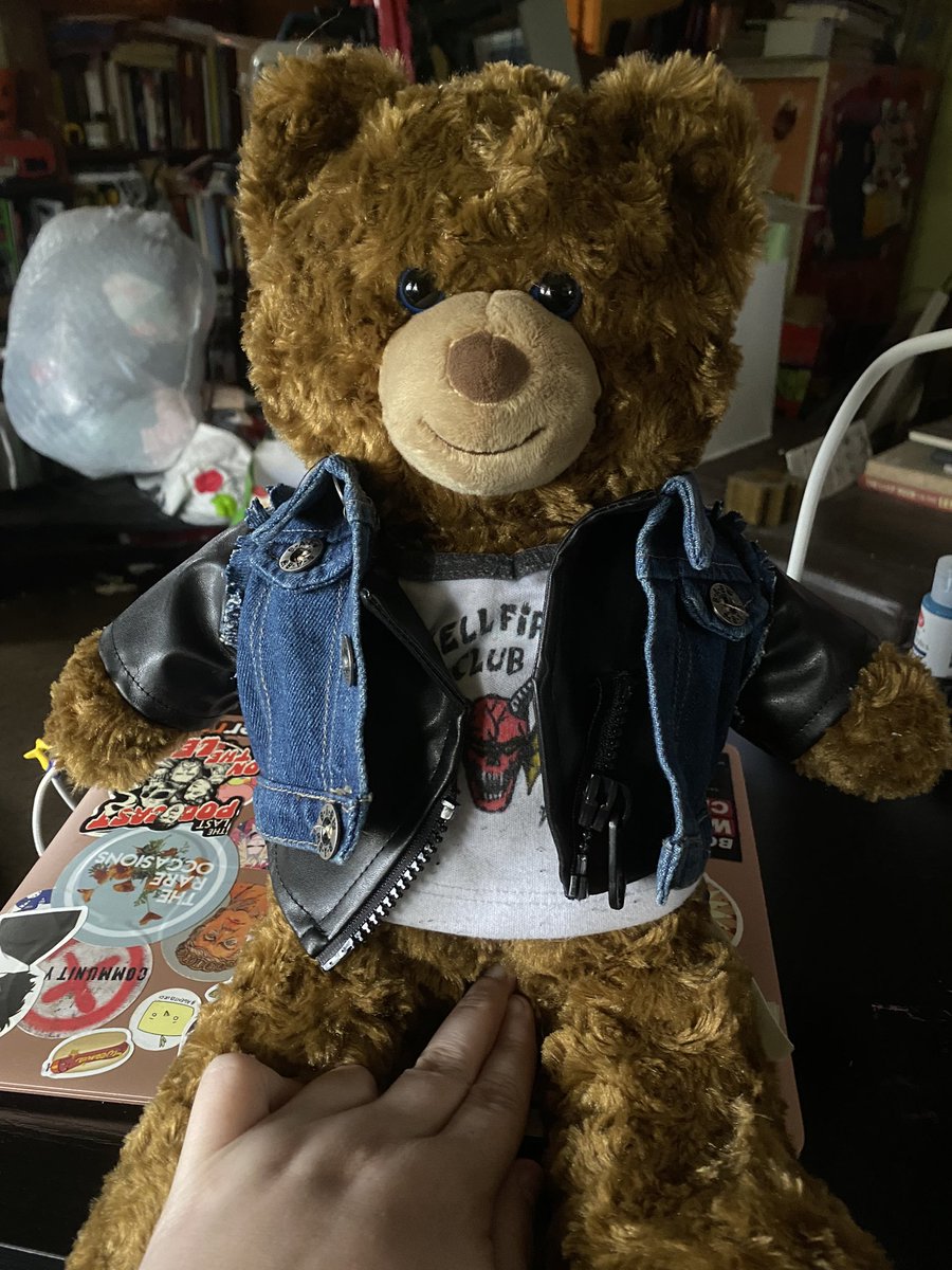 kstarstudios5's tweet photo. Listen, everyone can’t have a Teddie Munson. Painting this tiny Dio vest was so therapeutic 🦇❤️🎸 @netflix @Stranger_Things @strangerwriters #EDDIEMUNSON https://t.co/CxjU2uaADE