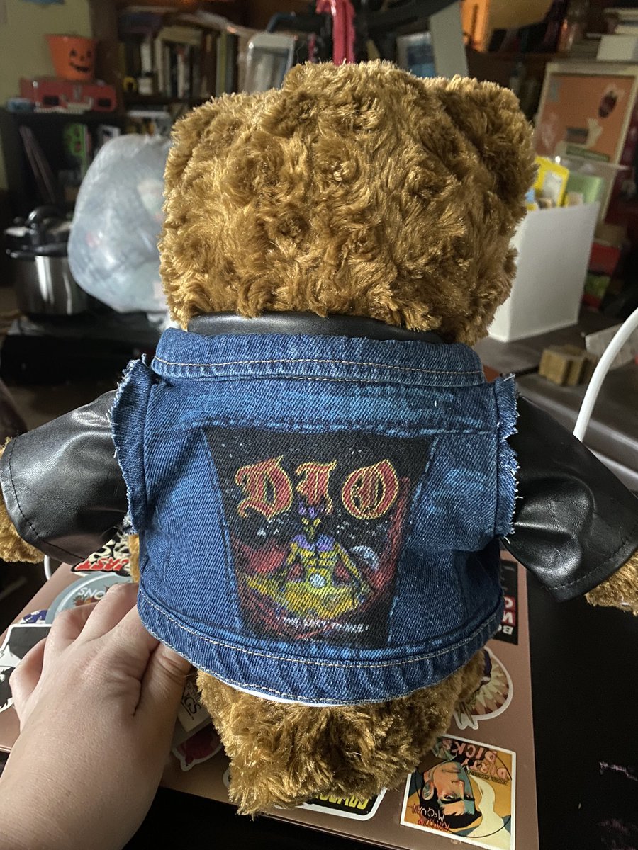 kstarstudios5's tweet photo. Listen, everyone can’t have a Teddie Munson. Painting this tiny Dio vest was so therapeutic 🦇❤️🎸 @netflix @Stranger_Things @strangerwriters #EDDIEMUNSON https://t.co/CxjU2uaADE