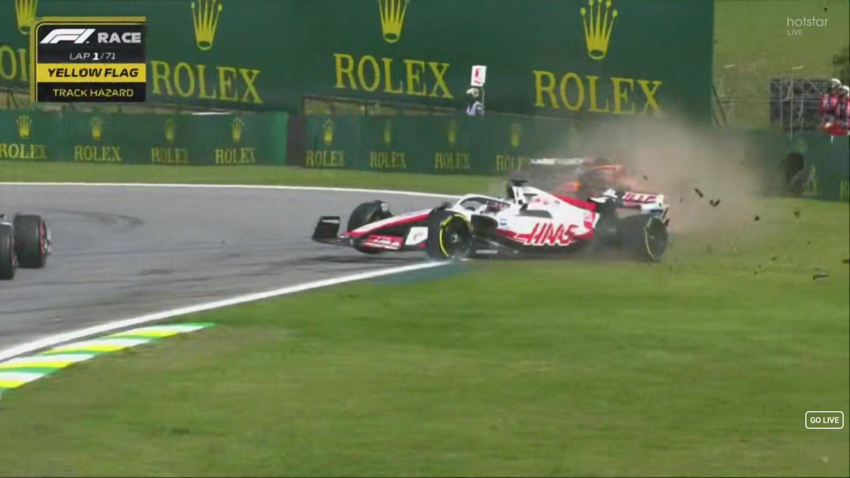 ferventmsports's tweet photo. Daniel Ricciardo makes contact with Kevin Magnussen  lead to both having a crash
#BrazilGP #F1 #Ricciardo 
@harindersrana https://t.co/ZZTlGIHMx2
