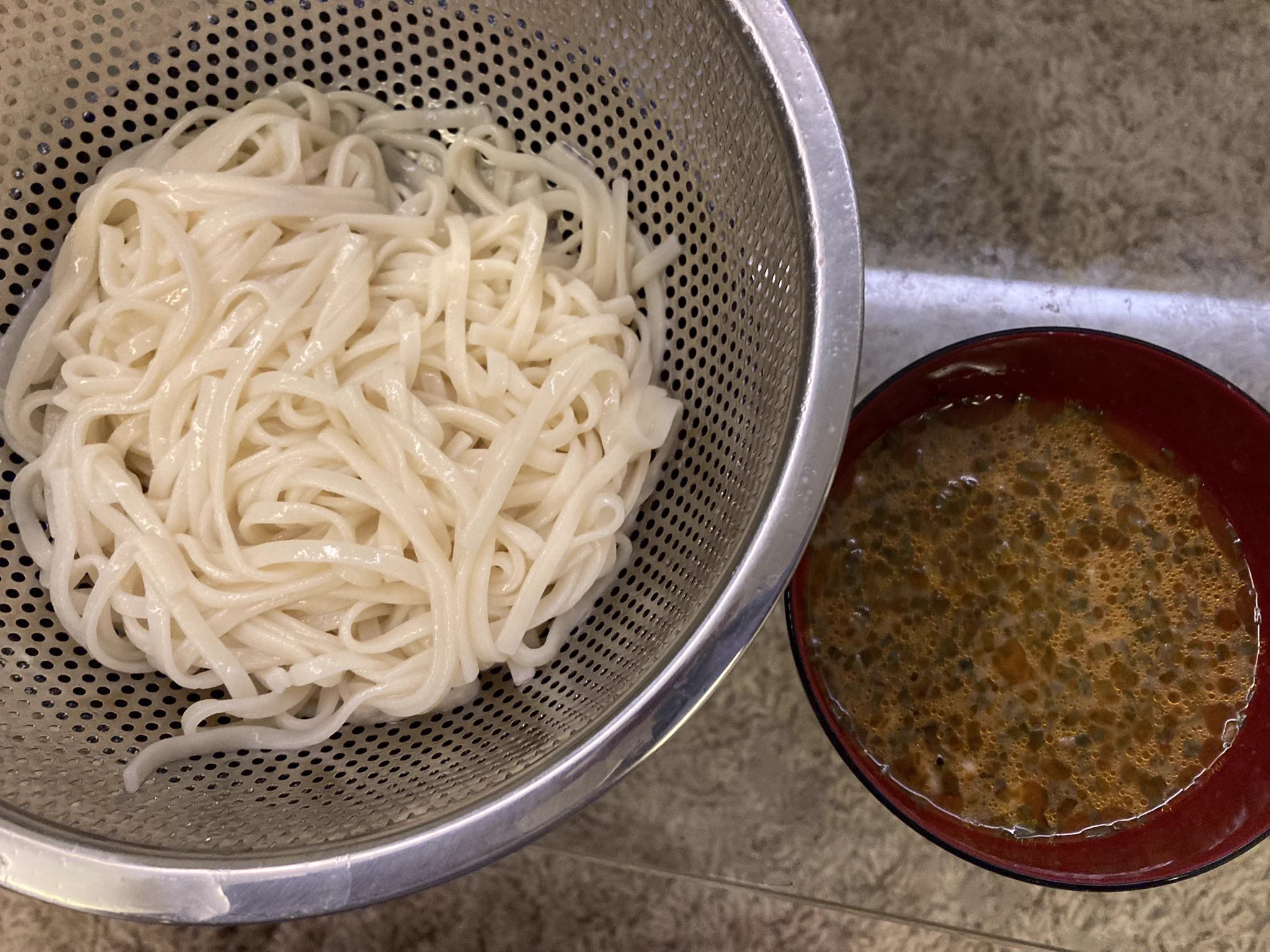 なんか色々違うけどベストはした。
胡麻ドレ、麺つゆ、ニンニク（ハサミで切った）、ラー油、ドライネギ、水を適当な分量で混ぜる。美味いよ😋
うどん（冷）→中華麺（温）→素麺（温）と替え玉。どれが一番合うかというと全部。  