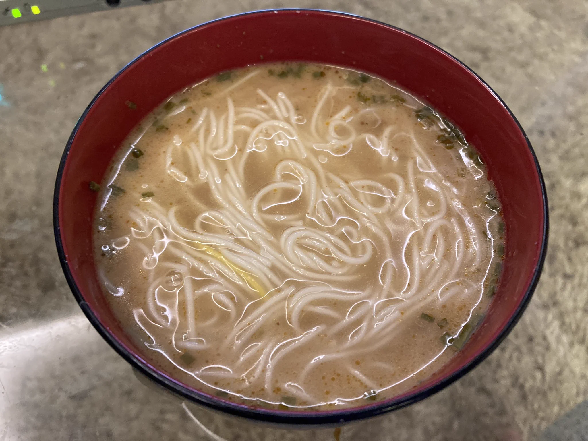 なんか色々違うけどベストはした。
胡麻ドレ、麺つゆ、ニンニク（ハサミで切った）、ラー油、ドライネギ、水を適当な分量で混ぜる。美味いよ😋
うどん（冷）→中華麺（温）→素麺（温）と替え玉。どれが一番合うかというと全部。  