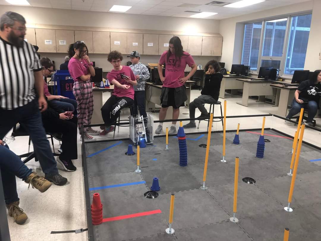 ctf19366's tweet image. We got to meet with several other @FIRSTINRobotics @FTCTeams for a friendly scrimmage at Avon High School to help improve our robot and collaborate with other teams.
#firstenergize #powerplay #morethanrobots #finfam