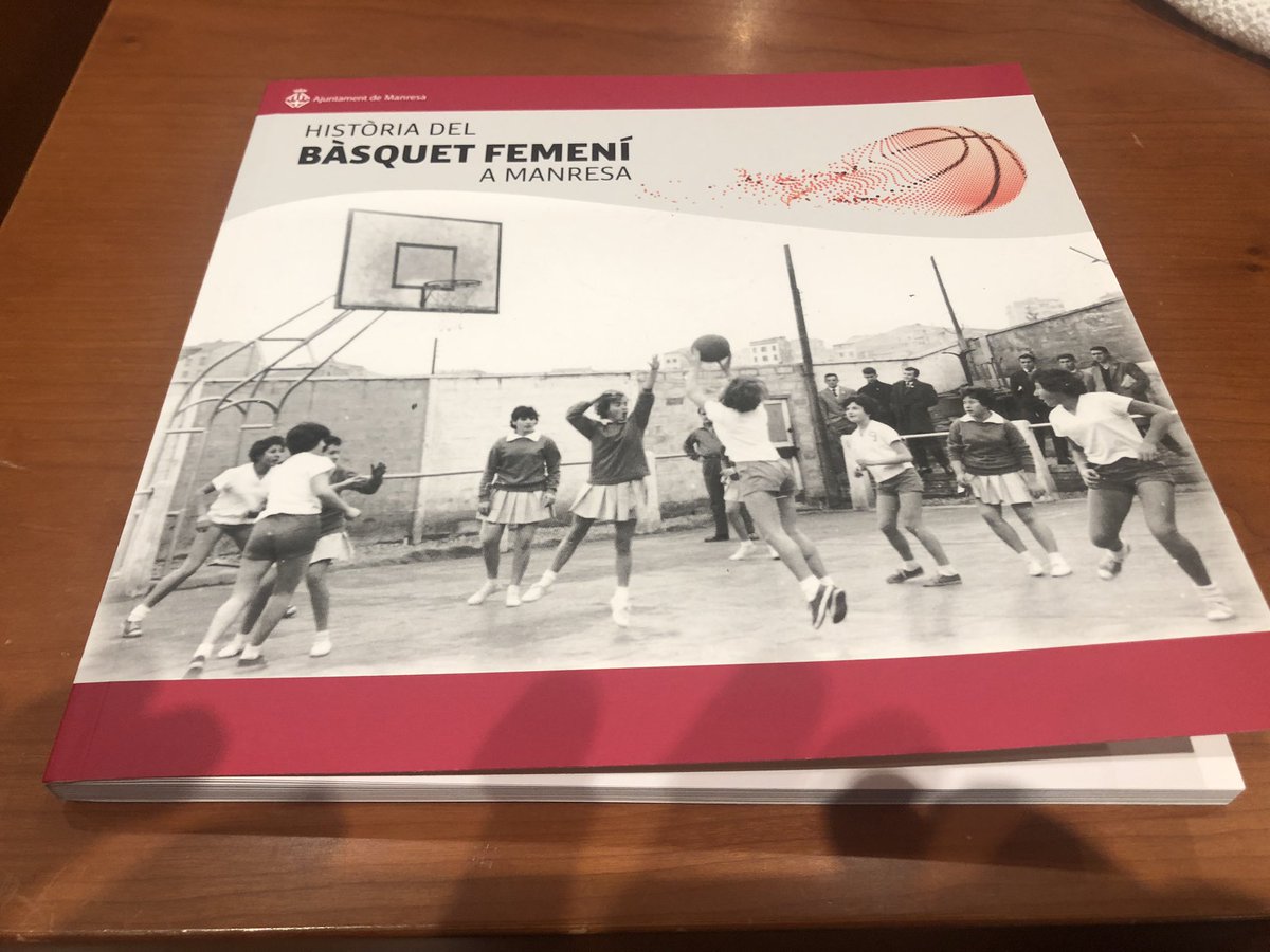 ToniMassegucalv's tweet photo. Cloenda de la  @CbfManresa al Complex Vell Congost amb el canvi de nom de la insta•lació pel de Maria Ciureneta i la presentació del llibre “Història del Bàsquet femení a Manresa” de @Polrodri. 
Gràcies comissió de la capitalitat per haver posat el bàsquet femeni al centre. https://t.co/tJ9iz8ku5I
