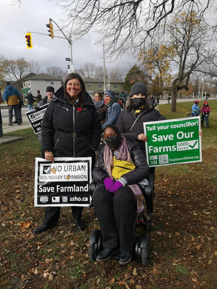 SarahJama_'s tweet image. The Stop the Sprawl rally this morning was SO inspiring. Hundreds of people came out. It also can't be understated that 16,000 Hamiltonians mobilized to protect farmland last year, &amp;amp; will do so again. Ford lied about protecting the Greenbelt. #Hamont won't let that slide.