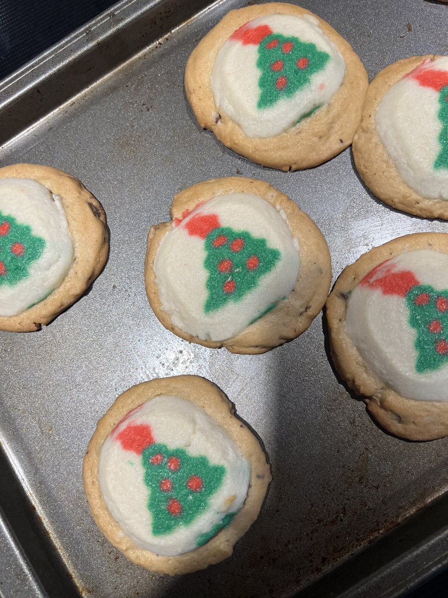 bagelpizzabites's tweet photo. i did the cookie thing where you put sugar cookie on chocolate chip cookie 🍪 that's so good #cookies #pillsbury https://t.co/VH3doWONvi
