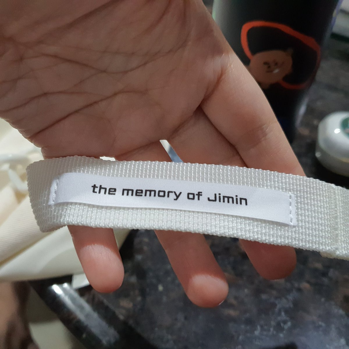 pornaja15's tweet photo. #รีวิวpnkberry BTS X Hybe insight X RE;CODE #thememoryofjimin #slingbag #bloodsweatandtears @HYBEINSIGHTtwt @HYBE_MERCH @bts_bighit @BTS_twt finally got this sling bag🥰 The memory of Jimin 💜 Blood sweat and tears 피땀눈물 ขอบคุณร้านที่หามาให้นะค้า รอใบน้อง jungkook อยู่น้า 💜 https://t.co/L92U7lxWfE