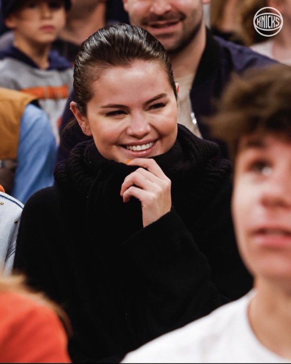 Selena Gomez News on Twitter "Selena Gomez attends a basketball game