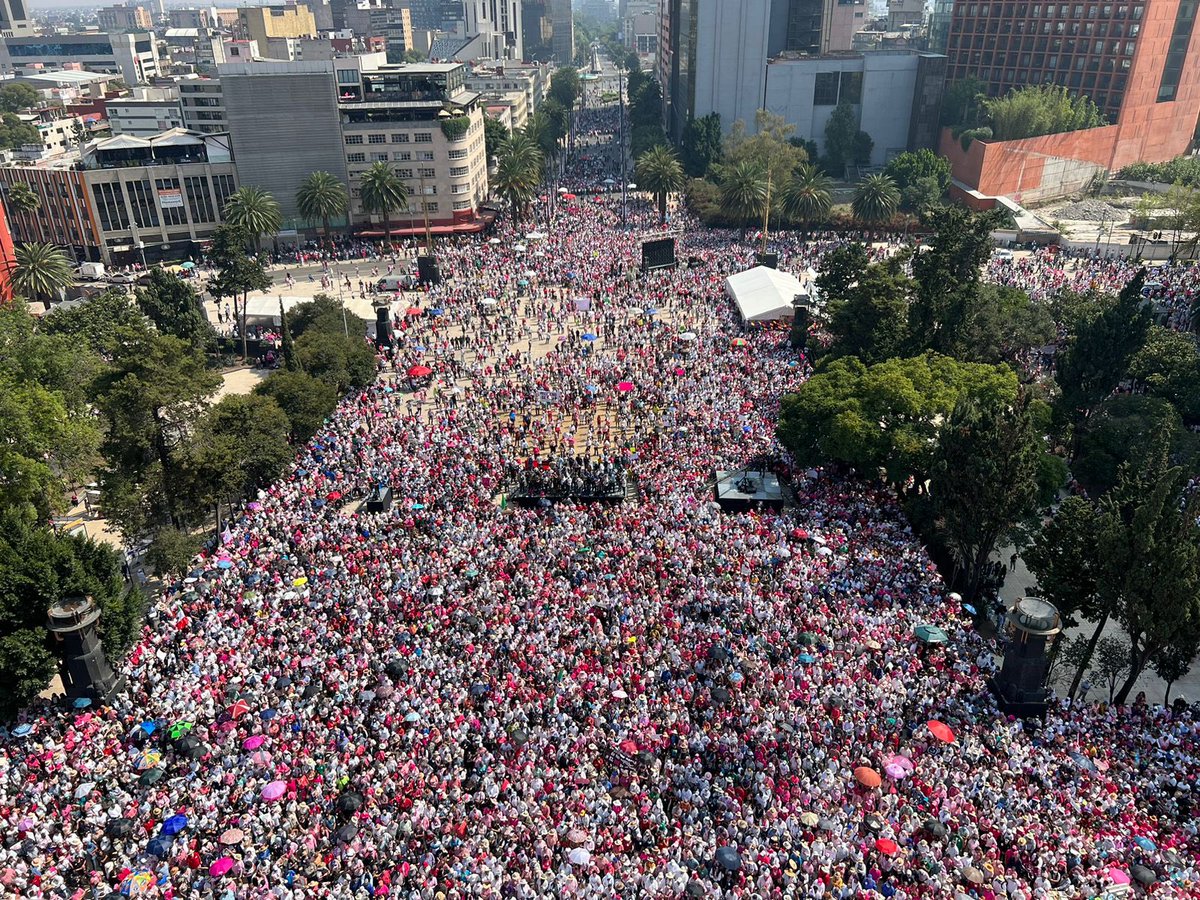 edelamadrid's tweet photo. Desde el Monumento a la Revolución la consigna de la ciudadanía es clara "¡El INE no se toca!". 🗳️🇲🇽🙌🏽
El mensaje se replica en todos los estados del país y en millones de mexicanos que defendemos la democracia y las libertades. #ElINENoSeToca #YoDefiendoAlINE https://t.co/IQuG7PKLk0