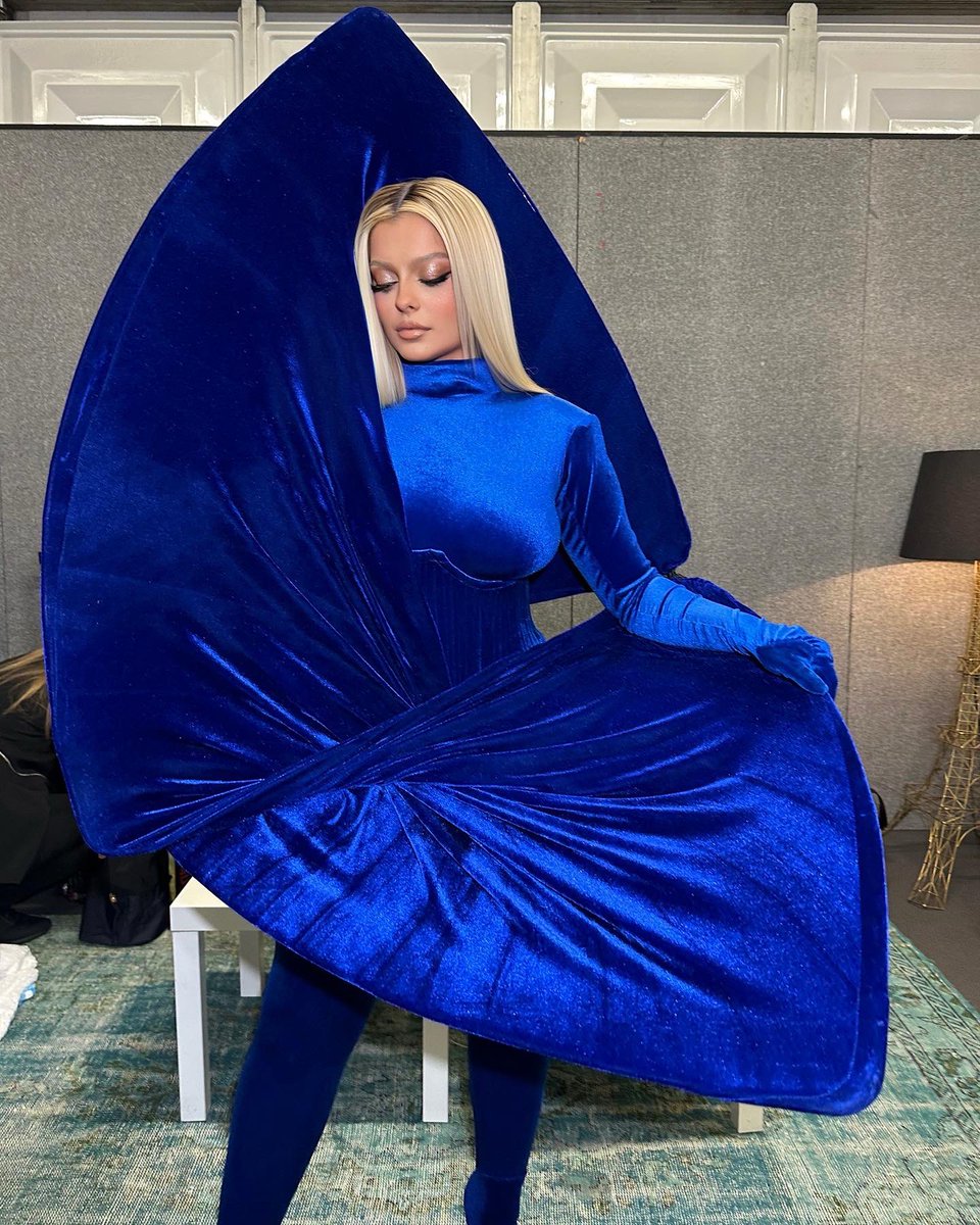 BebeRexha's tweet photo. MTV Emas 2022 💙 https://t.co/96zuv7JtQx