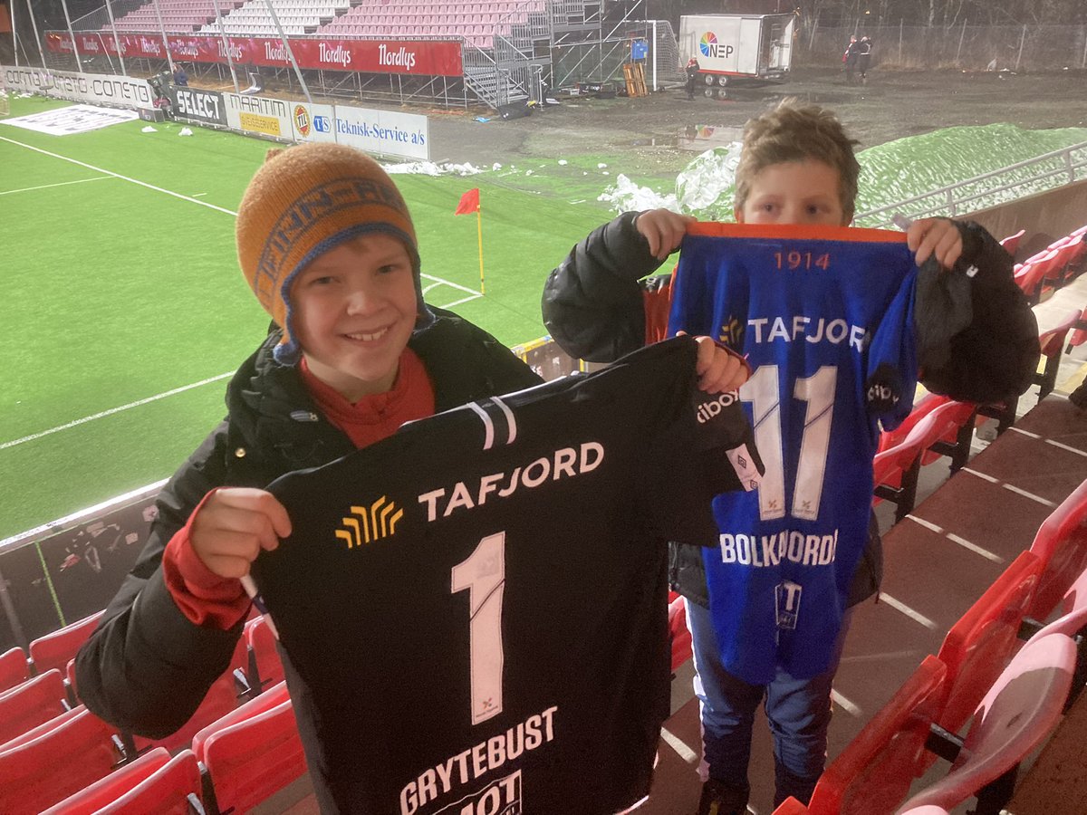 Takk til <a href="/AalesundsFK/">Aalesunds Fotballklubb</a>, <a href="/simennordli/">Simen Bolkan Nordli</a> og #Grytebust for en magisk avslutning på sesongen 2022! Gutta fikk sin livs beste fotballkamp!