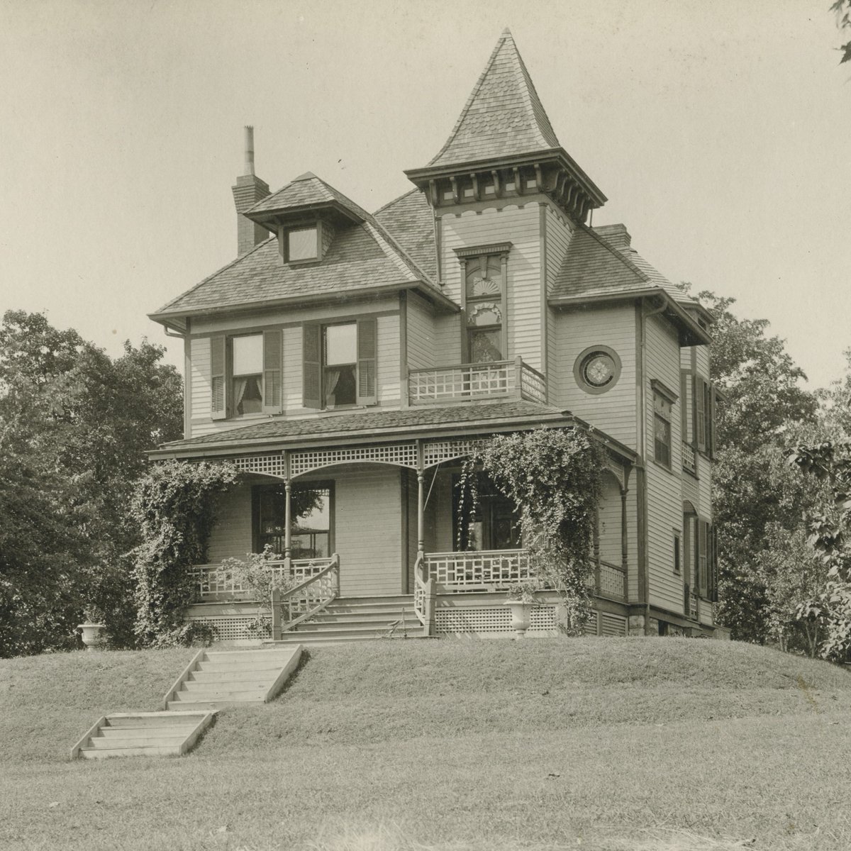 mohistorymuseum's tweet photo. What's with all the stained-glass windows in St. Louis homes?
Read the backstory, then visit our #ColoringSTL exhibit to learn more about local architecture: https://t.co/iRbKmBB7MR https://t.co/P6GEy7Spul