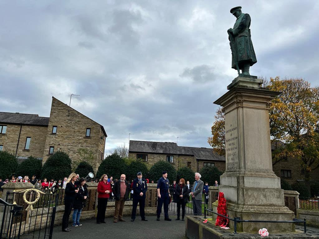 CanalGwen_15's tweet photo. Friday 11/11/2022 11am #BatleyMemorialGardens quiet reflection remembering the brave men and women who fought in the wars…..#BatleyRBL @PoppyLegion @kimleadbeater & the wonderful children #HealeyPrimarySchool https://t.co/wVZTTsEedA