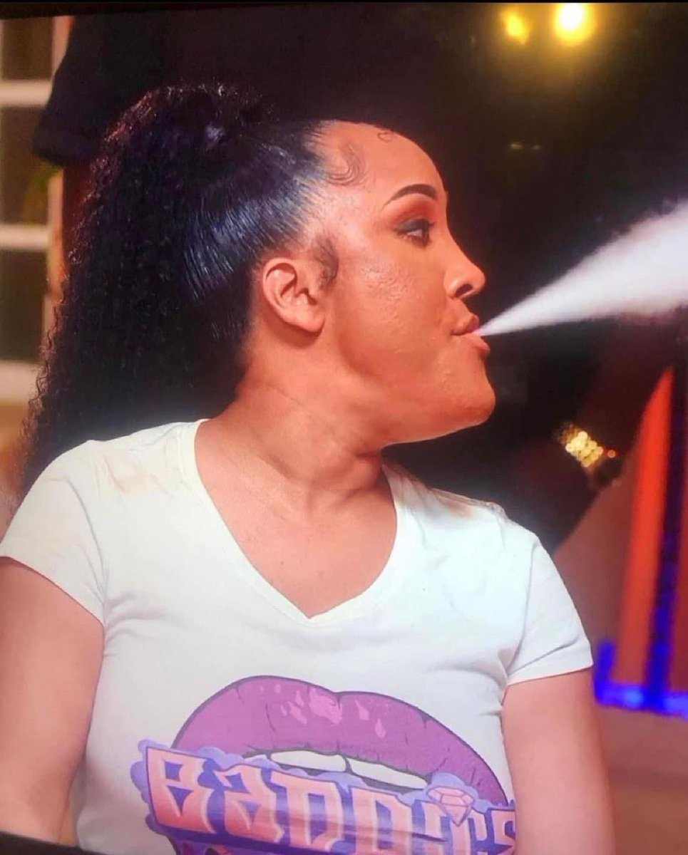 BProudPatriot's tweet photo. she said 🌜💨 https://t.co/kn1LJC2dt8
