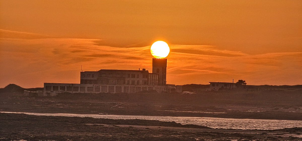 boris_isleofman's tweet photo. #Derbyhaven sunrise https://t.co/jLLgNcbJHN