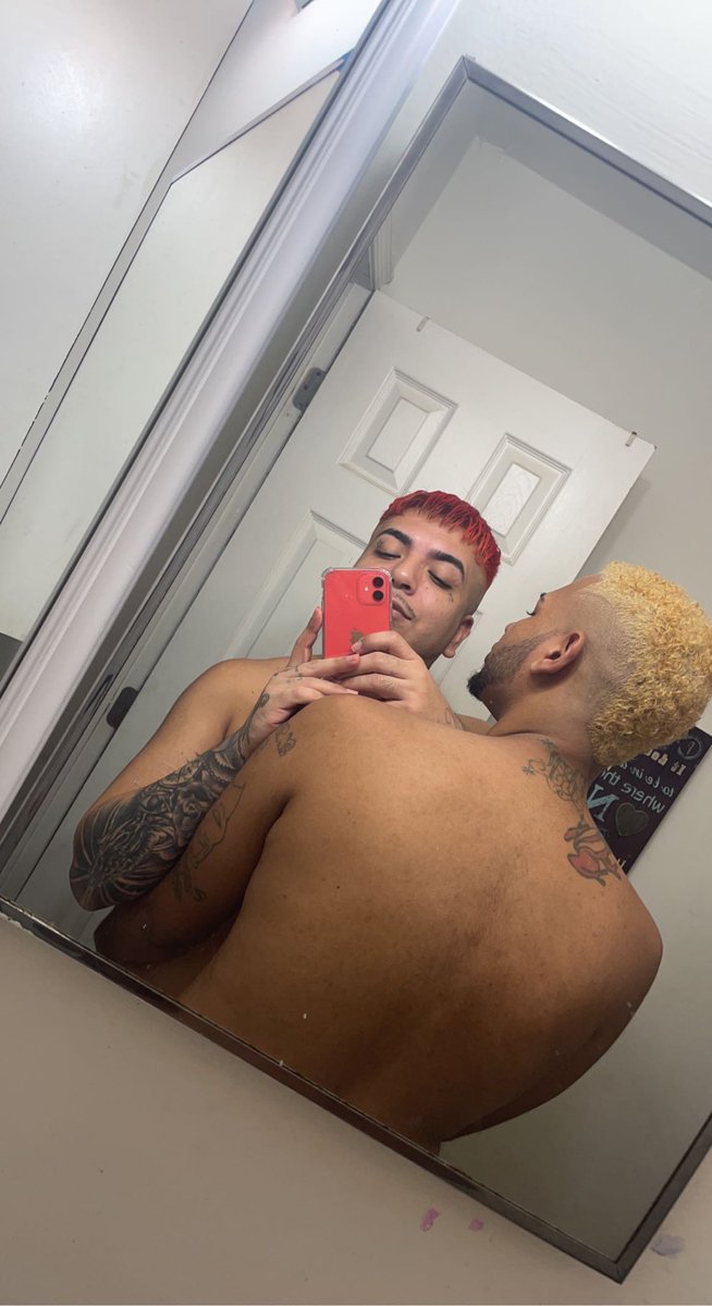 Johnnie4285's tweet photo. Playing in the mirror with bae ….. like Come here girl 😜 #gaytwitter #gaycouple #gayswithink #freshouttheshower #Redhead #Blondie #latinos https://t.co/Okw9wswQQA