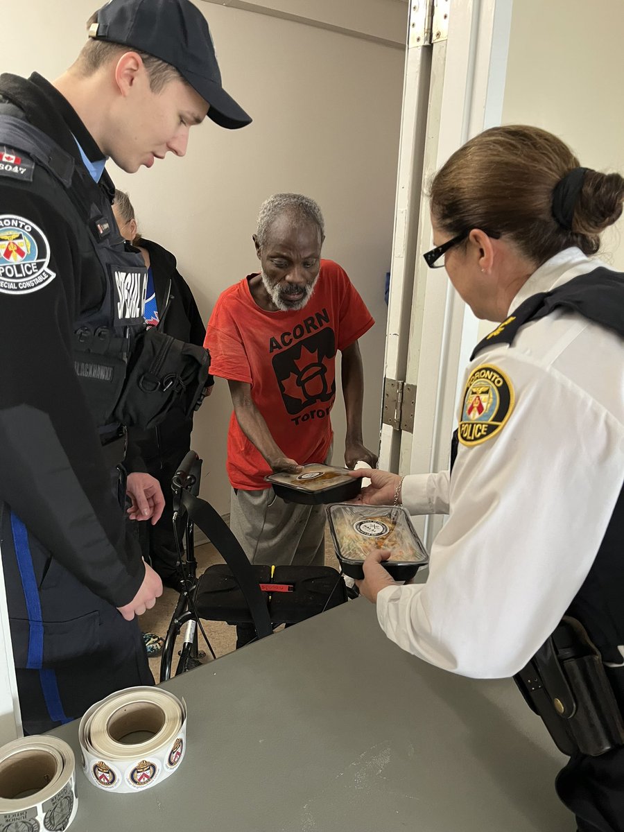 23 Division NCO’s handing out Meals to our Tandridge Neighborhood Community for World Kindness Day !!! @TorontoPolice @TPS23Div @TPAca @wearehumaniti @TPS_CPEU #torontopolice #community #support #WeAreHumaniti #ShareKindness #WorldKindnessDay @CopWithTheHair