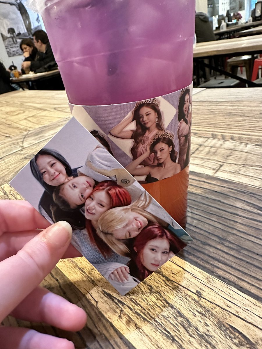 cinnatyun's tweet photo. cup sleeve for my girls 🫶🏻 

#ITZY_WORLD_TOUR #ITZY_CHECKMATE_TOUR #ITZYinNYC #ITZYinNY #ITZYinNEWYORK https://t.co/hu5GIByg62