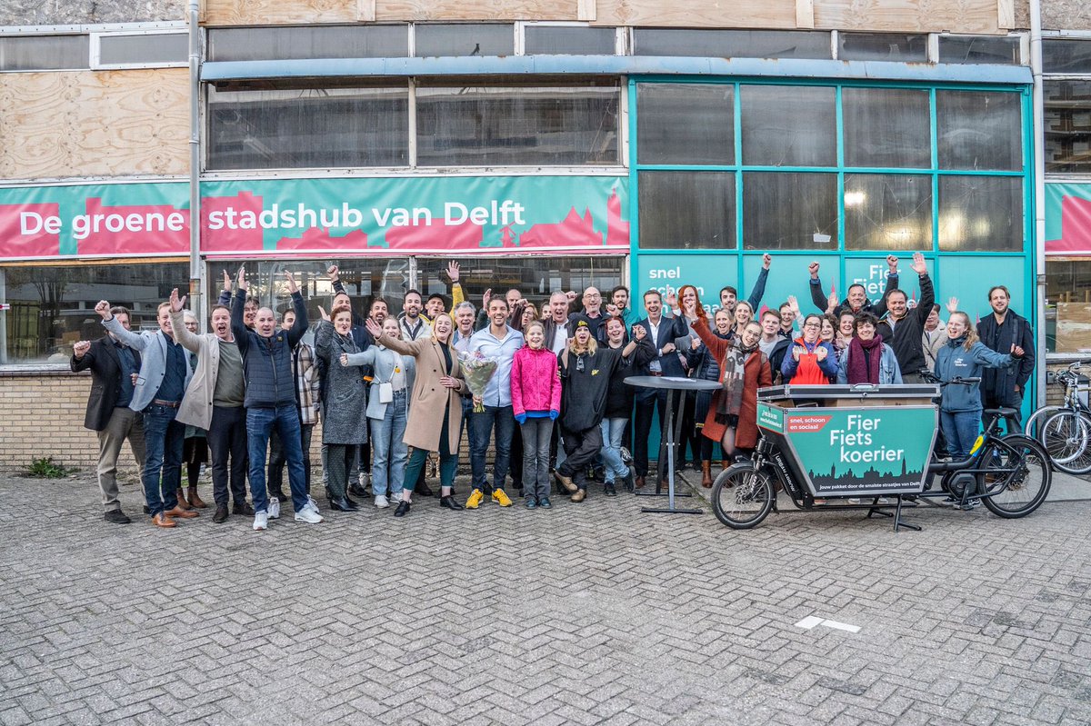 MAHuijsmans's tweet photo. Vrijdag op bezoek geweest bij de nieuwe locatie van #FierFietskoeriers. Ondertussen brengen 16 elektrische bakfietsen pakjes rond in Delft! Waardevol werk en een Schone stad, want het levert een flinke CO2-besparing op. #Duurzamemobiliteit #GroenStadshub https://t.co/V7IdIw1B9B
