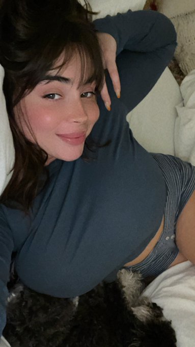 1 pic. Cozyyyy girl ❄️ https://t.co/NFLGEqRLlq