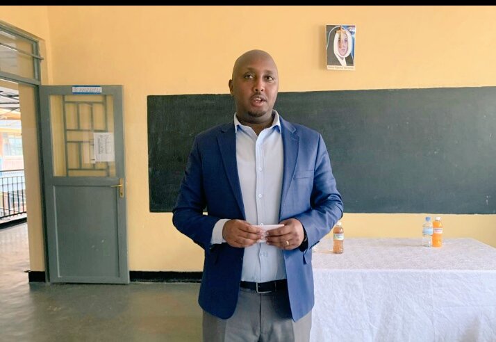 CellMuyange's tweet photo. Perezida w'Inama Njyanama y'Umurenge wa Kagarama Shyaka Nyarwaya Michael wari umushyitsi mukuru yagarutse ku muco wo gukunda igihugu maze asaba abayobozi kwanga umugayo #gukorera hamwe #kurangwa n'ikinyabupfura , no #kureba kure anabasaba kutazarira mu nshingano https://t.co/gYgIvjASBj
