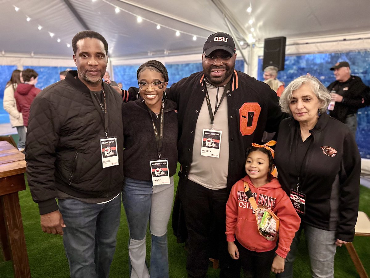 OregonStatePres's tweet photo. Proud to join first-year OSU business student Amyah Warren and her father, Lester, and @Dsmitty90 and his daughter for pre-game tailgate before @BeaverFootball 38-10 win over Cal. See you in Tempe. #GoBeavs https://t.co/wVFmwNgkK4