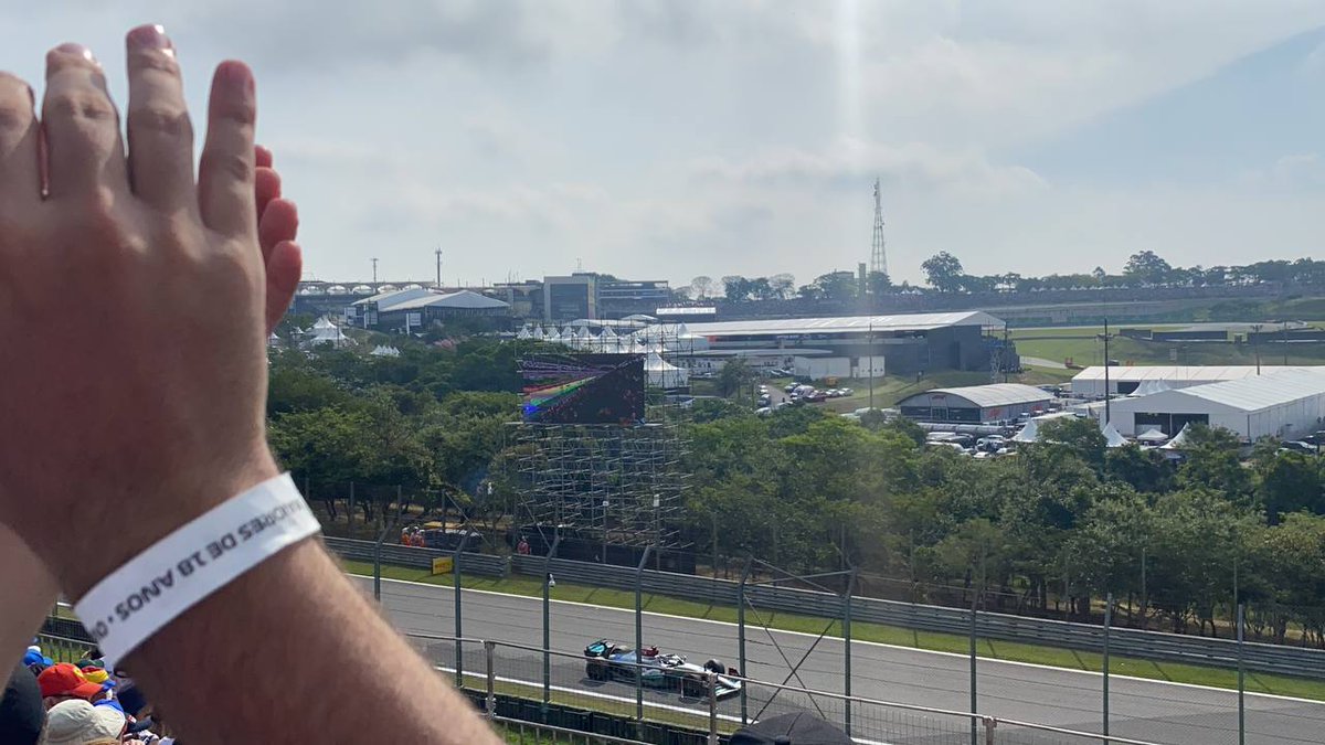 fofocaspaddock's tweet photo. fotos direto do autódromo enviadas por Geovanna Silva e Bruna Piccirillo no nosso canal do telegram agora!

a primeira é no setor G e a segunda no setor B 🤩 https://t.co/z2kiKmqDbU